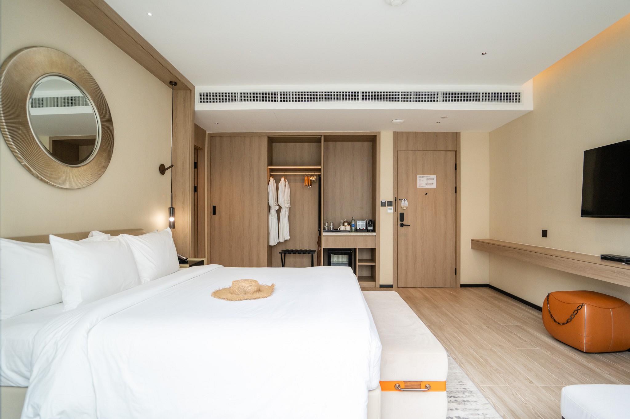 Deluxe Pool View Room