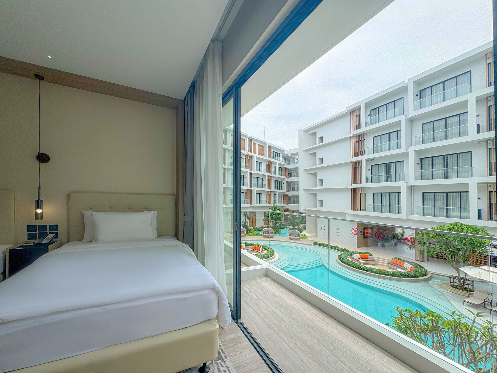 Deluxe Pool View Room