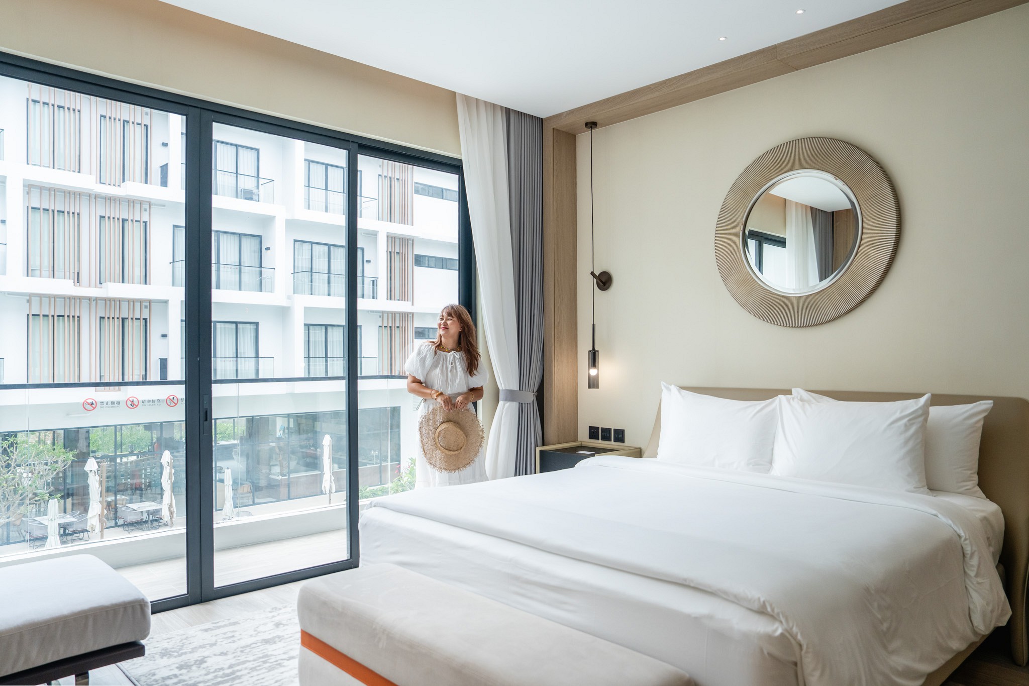 Deluxe Pool View Room