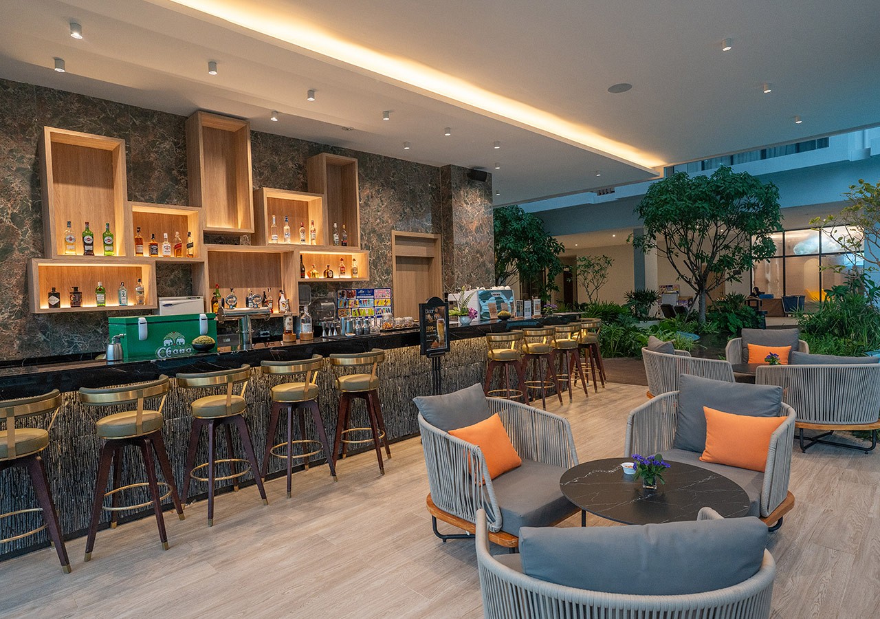 Mangrove Bar & Restaurant