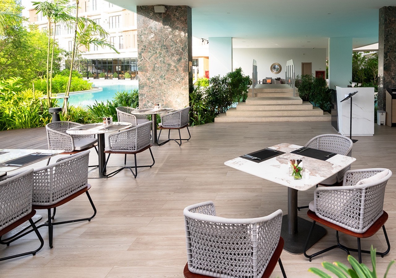 Mangrove Bar & Restaurant