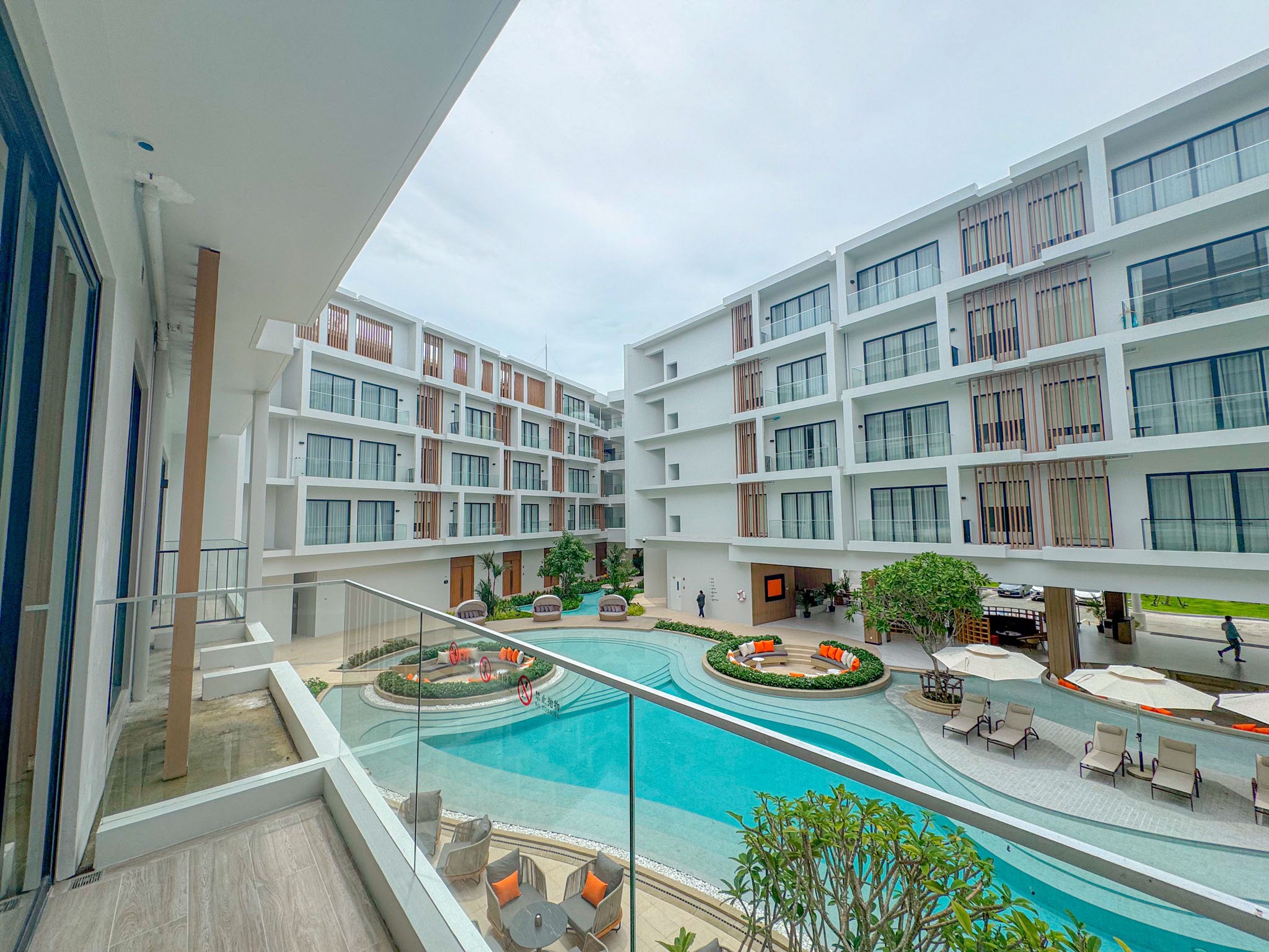 Deluxe Pool View Room