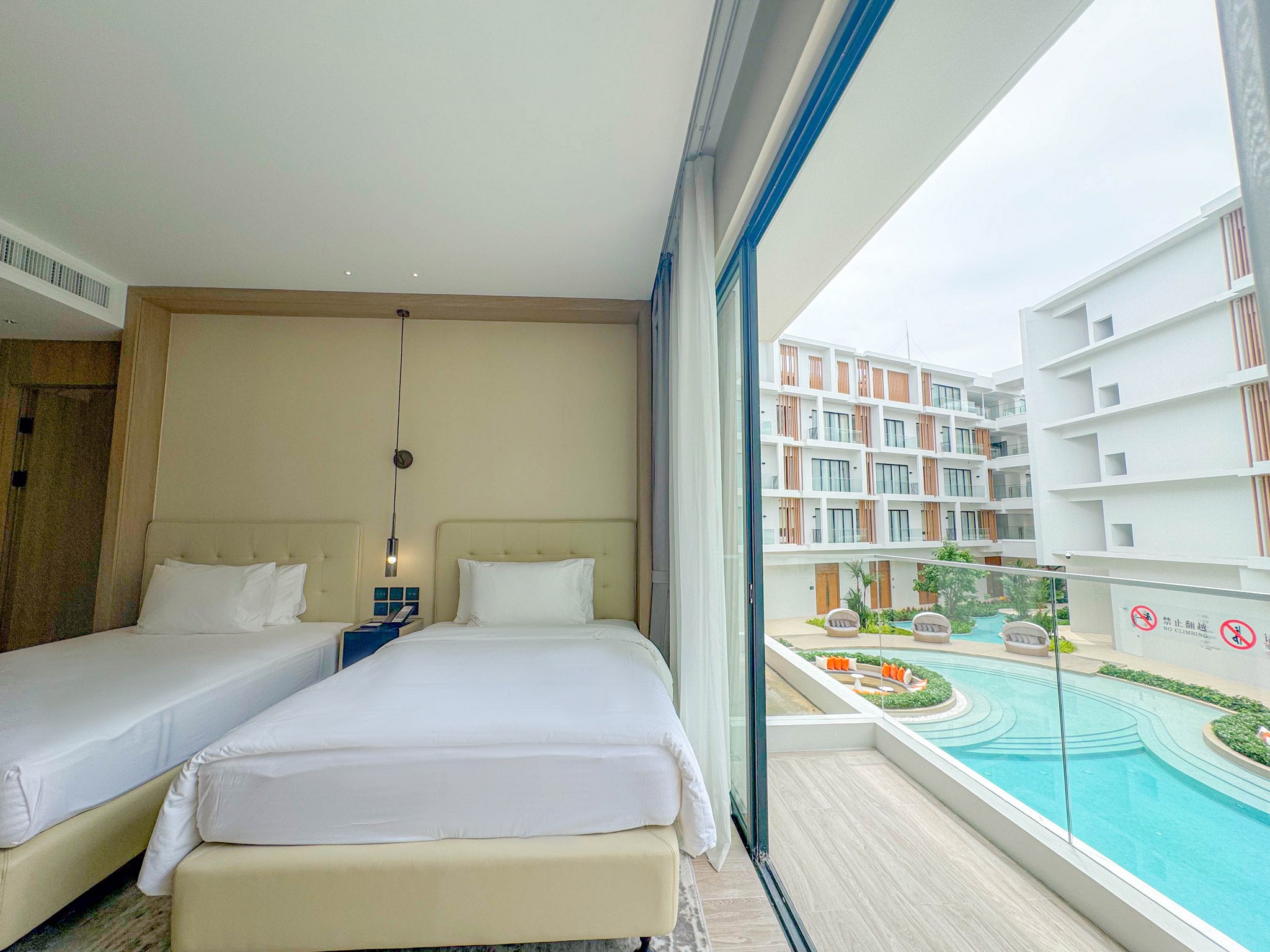 Deluxe Pool View Room